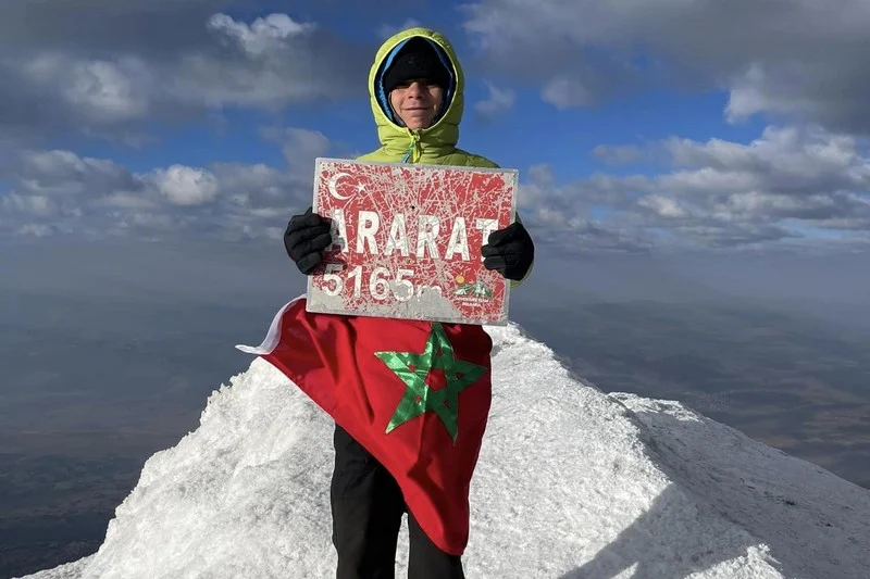 أسرة مغربية تتسلق جبل “أرارات” بتركيا