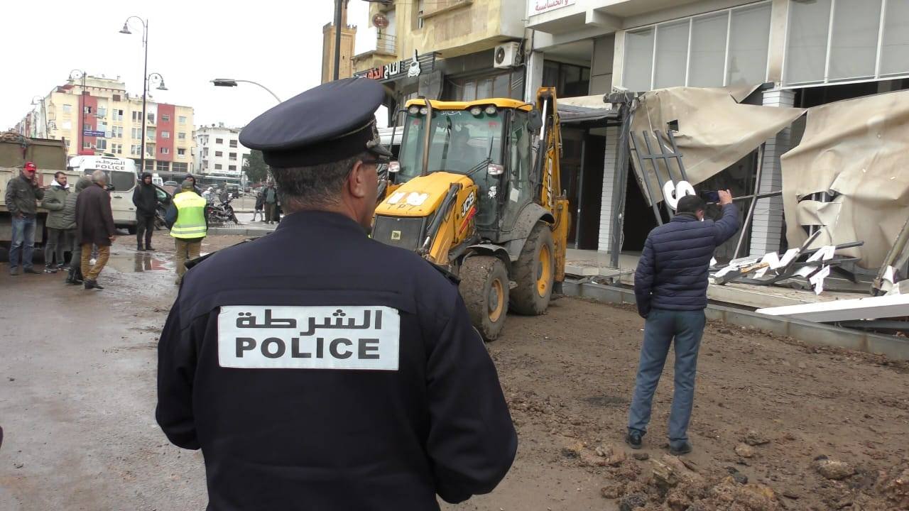حملة إزالة واجهات المحلات ببرشيد تثير الجدل بسبب الانتقائية