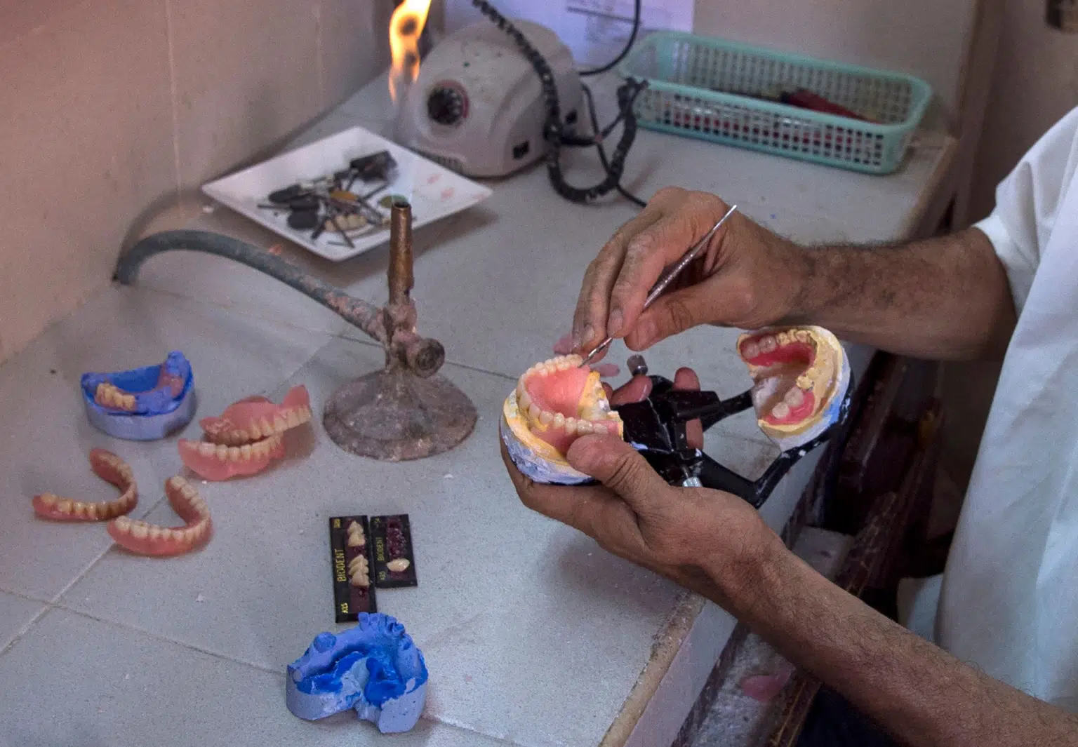 صانعو الأسنان ببرشيد بين الفوضى الصحية ونداء الساكنة إلى عامل الإقليم