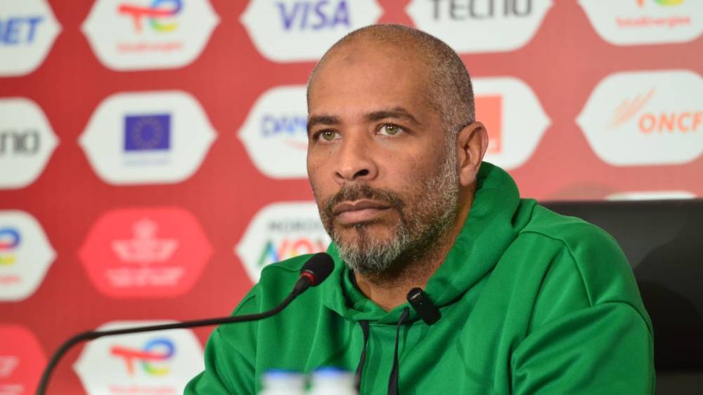 مدرب “النسور الخضر” يصف الركراكي بـ“الأخ الكبير” ويعترف بمرارة الخروج من نصف النهائي