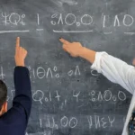 أساتذة يحتجون بحمل الشارات الحمراء رفضا للظروف المهنية وتدهور القطاع