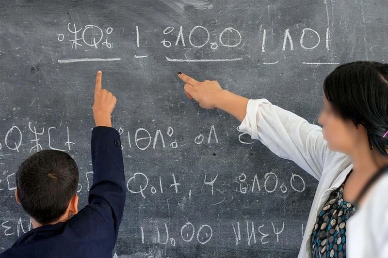 أساتذة يحتجون بحمل الشارات الحمراء رفضا للظروف المهنية وتدهور القطاع