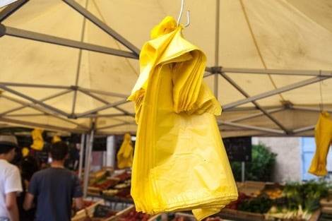 موجة الغلاء تمتد إلى الأكياس في الأسواق المغربية وتثير استياء المواطنين