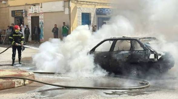 حريق مفاجئ بسيارة قرب فندق ميركور يستنفر سلطات الناظور