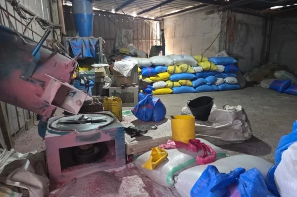 مداهمات جمركية تكشف مستودعات سرية لصناعة الأكياس البلاستيكية بمديونة