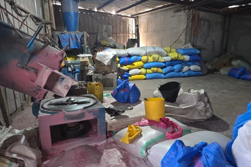 مداهمات جمركية تكشف مستودعات سرية لصناعة الأكياس البلاستيكية بمديونة
