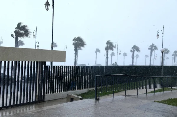 منخفض جوي بارد يجلب أمطاراً ورياحاً قوية وانخفاضاً ملحوظاً بالحرارة