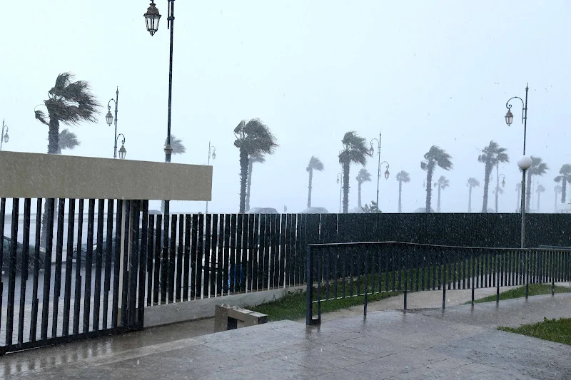 منخفض جوي بارد يجلب أمطاراً ورياحاً قوية وانخفاضاً ملحوظاً بالحرارة