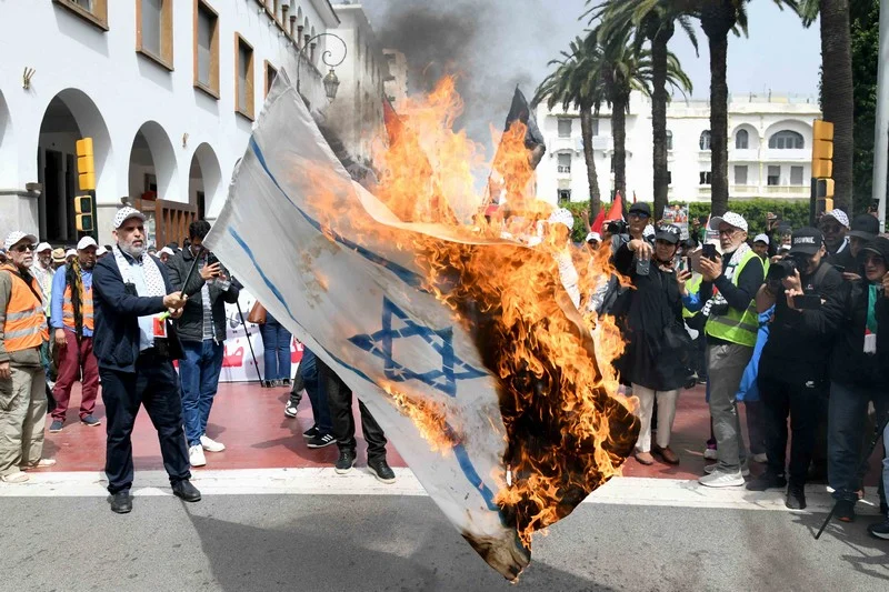 شكاية قضائية ضد نشطاء مناهضي التطبيع بسبب حرق علم إسرائيل