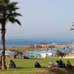 منع الجلوس فوق عشب كورنيش الرباط يثير جدلاً واسعاً بين السكان