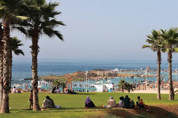 منع الجلوس فوق عشب كورنيش الرباط يثير جدلاً واسعاً بين السكان