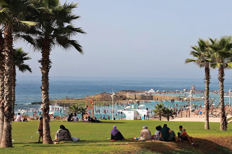 منع الجلوس فوق عشب كورنيش الرباط يثير جدلاً واسعاً بين السكان