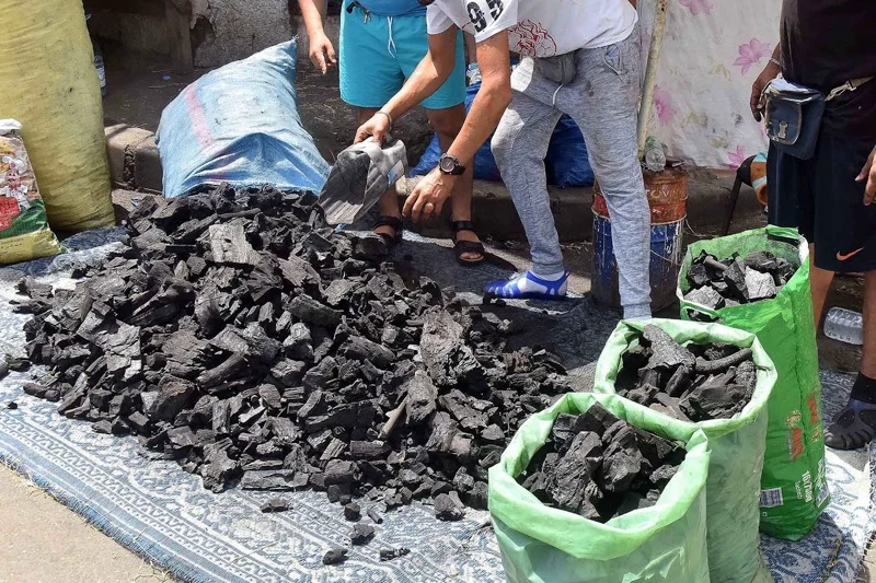 الفحم المضغوط يبرز بديلاً اقتصادياً وبيئياً مع ارتفاع أسعار الفاخر