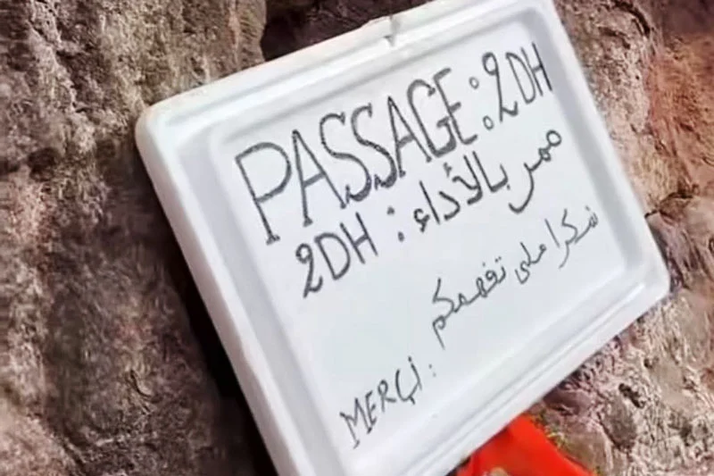 فرض درهمين لعبور جسر خشبي بعين أم الربيع يثير الجدل والسلطات تتدخل لوقف العملية