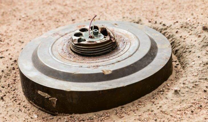 انفجار لغم أرضي يودي بحياة شخص ويصيب آخر بضواحي الزاك