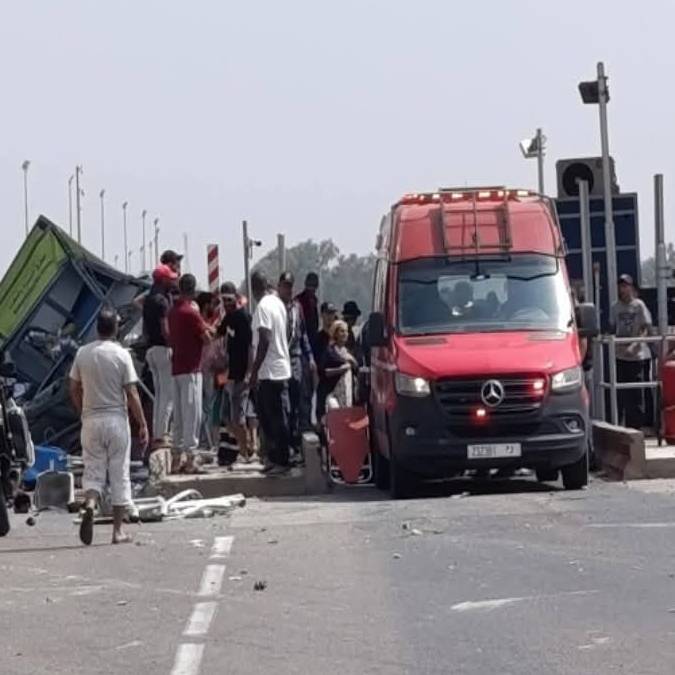 عطب مفاجئ بالفرامل يتسبب في اصطدام شاحنة بمكتب أداء بسلا الجديدة