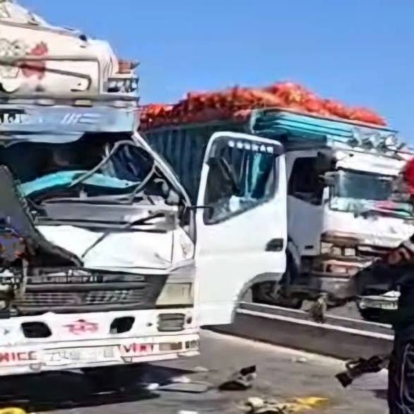 مصرع سائق شاحنة في حادثة سير مميتة بين سيدي يحيى الغرب وسيدي سليمان