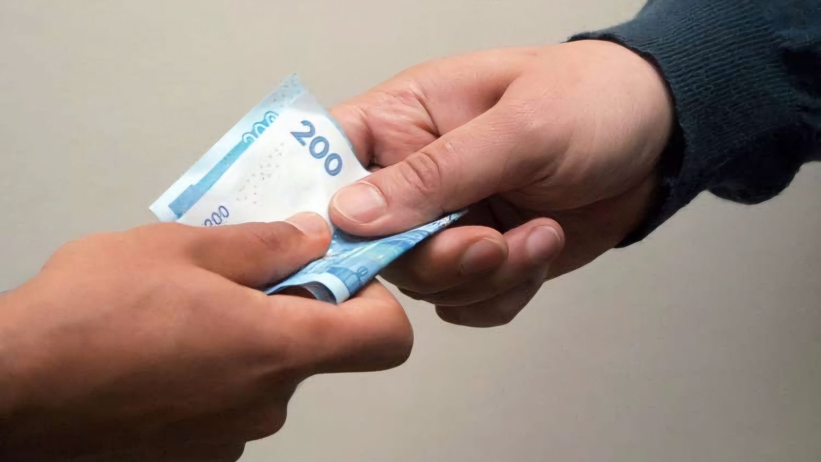 مراكش.. توقيف موظف بقصر العدالة للاشتباه في تلقي رشوة مقابل شهادة